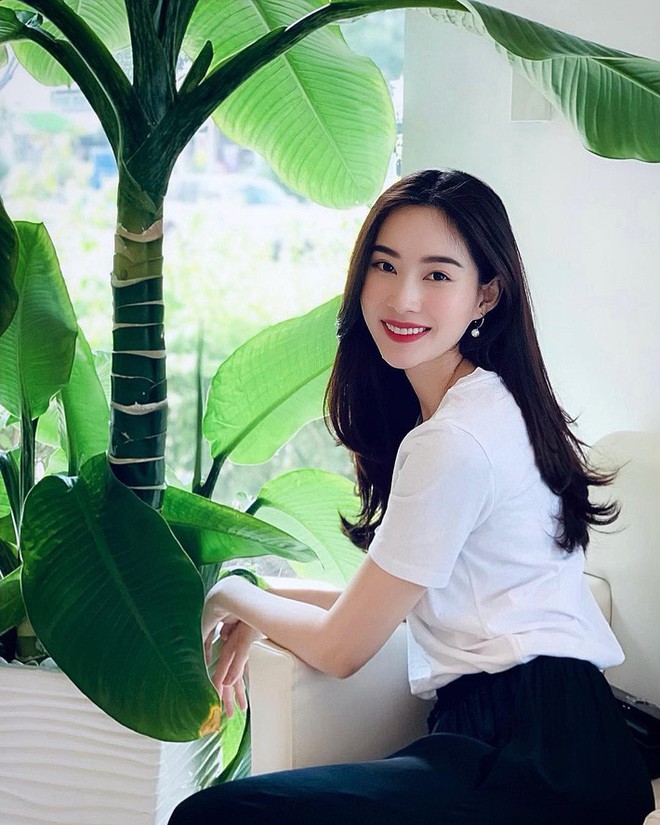 Đụng độ gam m&agrave;u trắng, 2 hot mom H&agrave; Tăng - Đặng Thu Thảo chiếm s&oacute;ng trong street style tuần n&agrave;y - Ảnh 2.