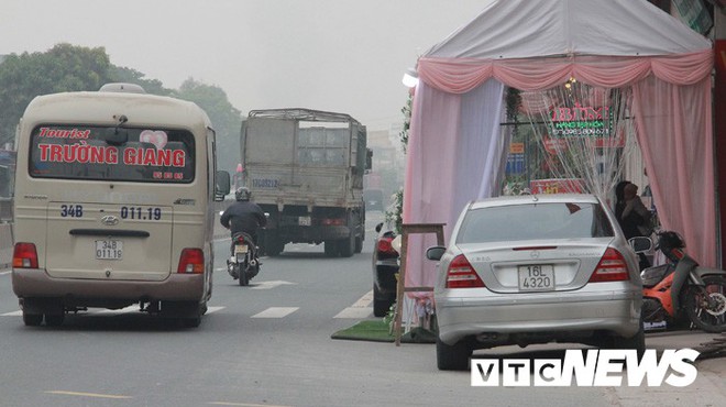 Người đi bộ tháo tấm chống chói mở lối đi, xe máy, xe đạp thi nhau phóng ngược chiều trên quốc lộ 10 - Ảnh 11.