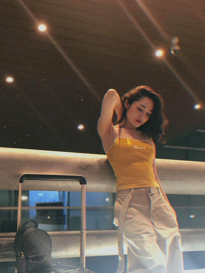 Đụng độ gam m&agrave;u trắng, 2 hot mom H&agrave; Tăng - Đặng Thu Thảo chiếm s&oacute;ng trong street style tuần n&agrave;y - Ảnh 11.