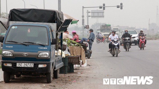 Người đi bộ tháo tấm chống chói mở lối đi, xe máy, xe đạp thi nhau phóng ngược chiều trên quốc lộ 10 - Ảnh 12.