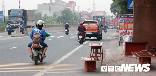 Người đi bộ tháo tấm chống chói mở lối đi, xe máy, xe đạp thi nhau phóng ngược chiều trên quốc lộ 10 - Ảnh 13.