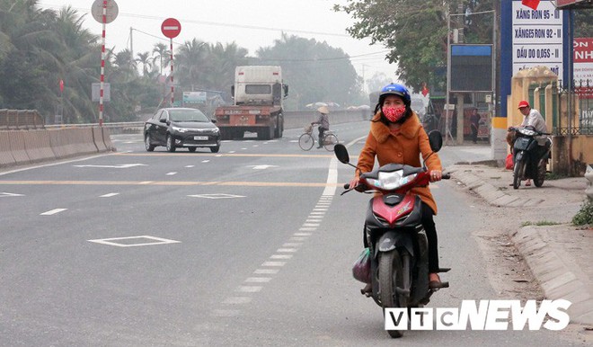 Người đi bộ tháo tấm chống chói mở lối đi, xe máy, xe đạp thi nhau phóng ngược chiều trên quốc lộ 10 - Ảnh 16.