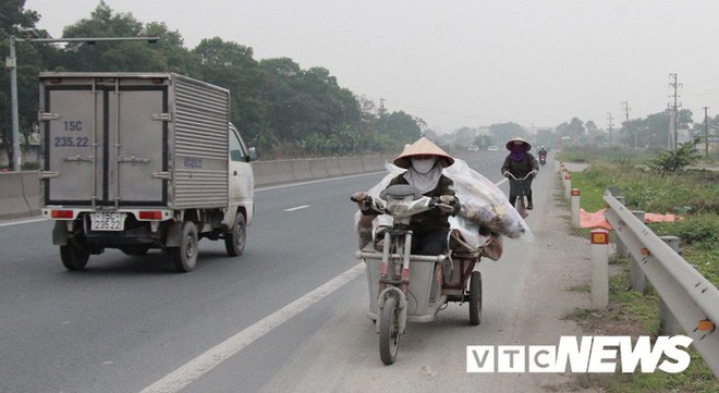 Người đi bộ tháo tấm chống chói mở lối đi, xe máy, xe đạp thi nhau phóng ngược chiều trên quốc lộ 10 - Ảnh 18.