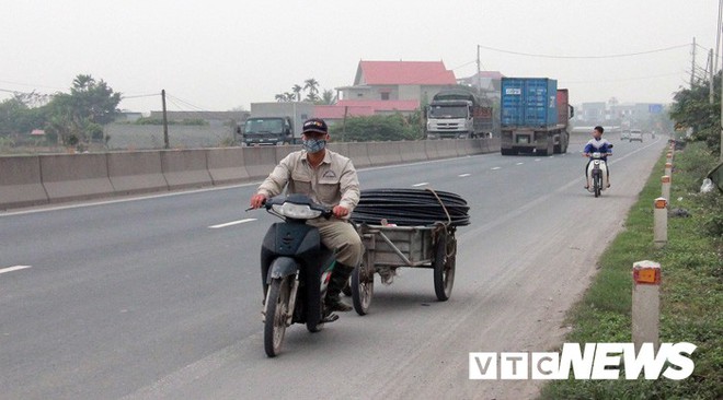 Người đi bộ tháo tấm chống chói mở lối đi, xe máy, xe đạp thi nhau phóng ngược chiều trên quốc lộ 10 - Ảnh 19.