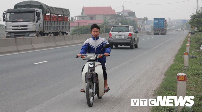 Người đi bộ tháo tấm chống chói mở lối đi, xe máy, xe đạp thi nhau phóng ngược chiều trên quốc lộ 10 - Ảnh 20.