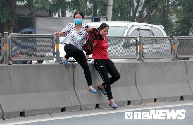 Người đi bộ tháo tấm chống chói mở lối đi, xe máy, xe đạp thi nhau phóng ngược chiều trên quốc lộ 10 - Ảnh 4.