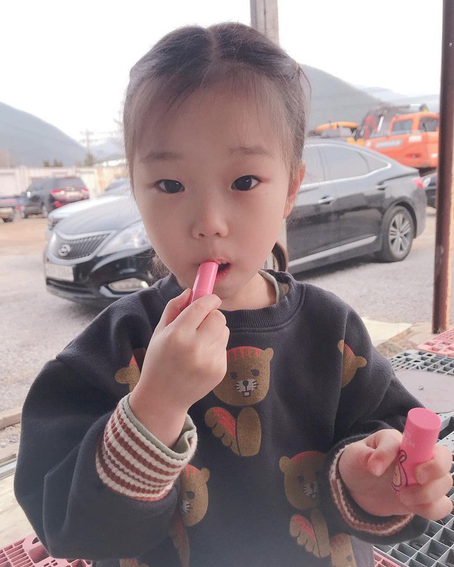 Trẻ em Hàn Quốc thi nhau trang điểm, mỹ phẩm trở thành “đồ chơi thế hệ mới” - Ảnh 8.