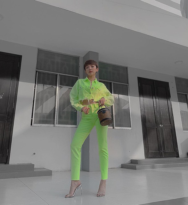 Đụng độ gam m&agrave;u trắng, 2 hot mom H&agrave; Tăng - Đặng Thu Thảo chiếm s&oacute;ng trong street style tuần n&agrave;y - Ảnh 10.