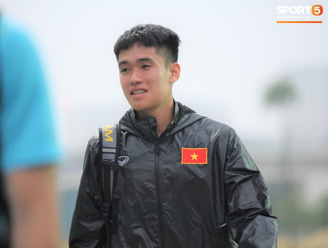Trung vệ trẻ U23 Việt Nam trắng trẻo, thư sinh hứa hẹn sẽ tranh spotlight với Đình Trọng - Ảnh 1.