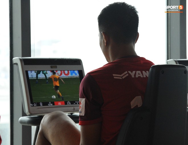 Đức Chinh vừa tập gym vừa xem lại trận đấu của Manchester United - Ảnh 2.