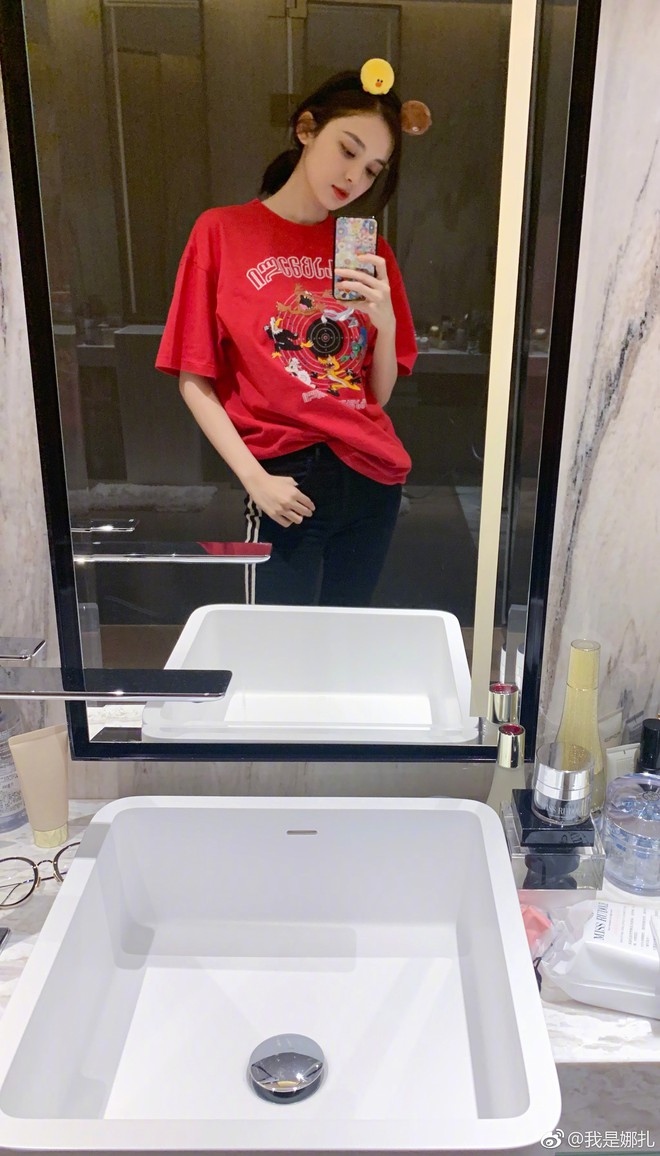 Chỉ chụp ảnh selfie, Cổ Lực Na Tr&aacute;t bỗng bị ch&ecirc; bai: &ldquo;Chắc lại PR mỹ phẩm dạo chứ g&igrave;?&rdquo; - Ảnh 2.
