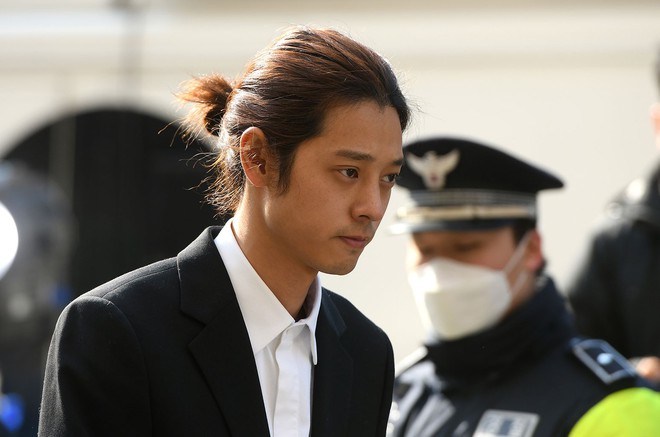 Ai chat với Jung Joon Young cũng bị scandal vạ lây, cứ đà này các nam nghệ sĩ Hàn Quốc sẽ giải nghệ hết mất thôi - Ảnh 1.