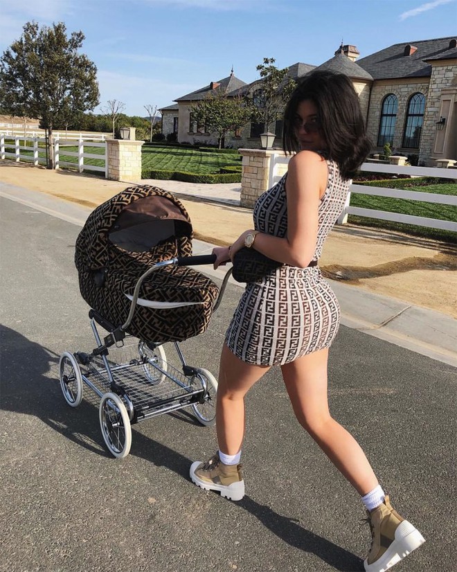 Những lần diện đồ đôi siêu đỉnh của Kylie Jenner và con gái đầu lòng - Ảnh 4.