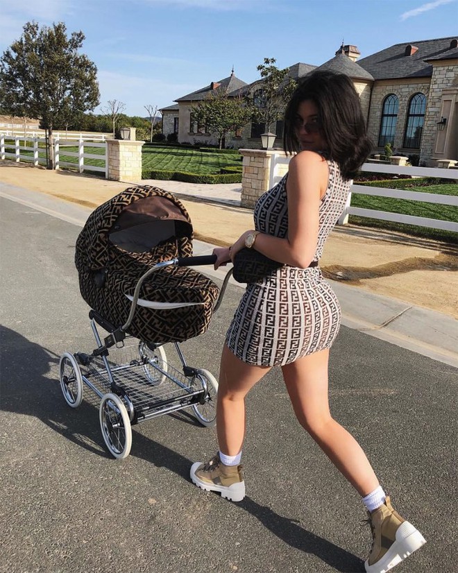 Những lần diện đồ đ&ocirc;i si&ecirc;u đỉnh của Kylie Jenner v&agrave; con g&aacute;i đầu l&ograve;ng - Ảnh 4.