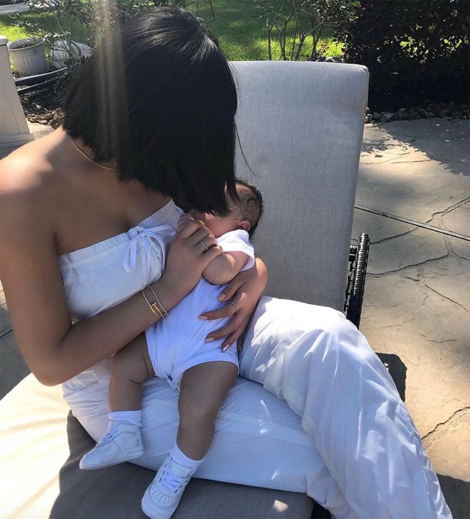 Những lần diện đồ đ&ocirc;i si&ecirc;u đỉnh của Kylie Jenner v&agrave; con g&aacute;i đầu l&ograve;ng - Ảnh 6.