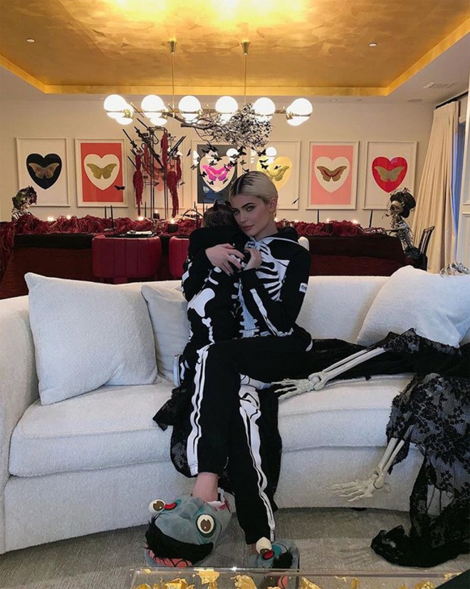 Những lần diện đồ đ&ocirc;i si&ecirc;u đỉnh của Kylie Jenner v&agrave; con g&aacute;i đầu l&ograve;ng - Ảnh 9.