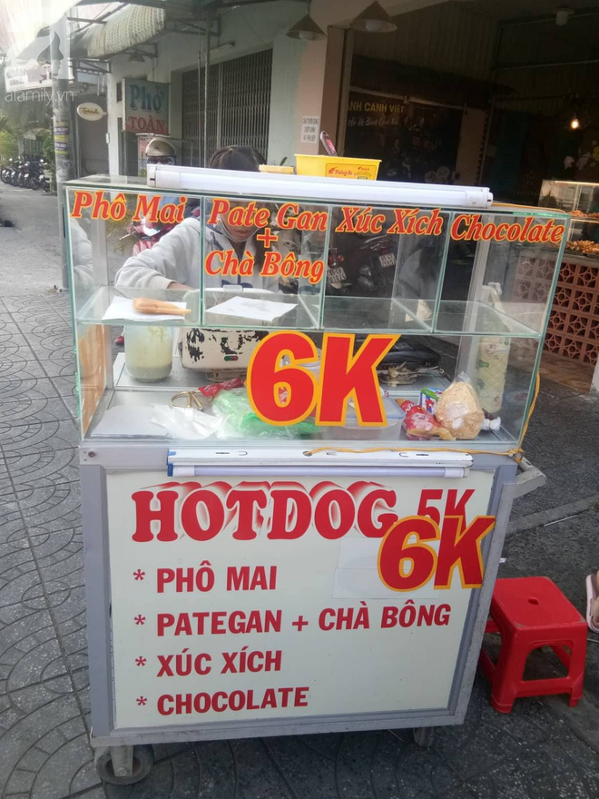 Em b&eacute; nằm b&uacute; sữa dưới hộc tủ, ph&iacute;a tr&ecirc;n mẹ tất bật mưu sinh: B&eacute; rất ngoan, biết thương mẹ, gia đ&igrave;nh vẫn lo được cho con - Ảnh 2.