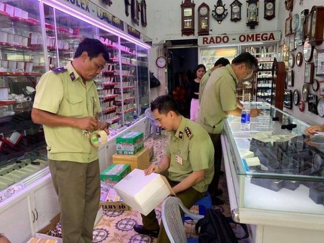 Hơn 3.000 đồng hồ Rolex, Hublot, Tag Heuer, Patek Philippe... nghi h&agrave;ng giả bị thu giữ - Ảnh 1.