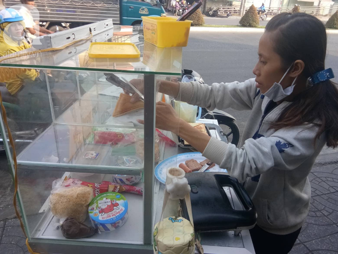 Em b&eacute; nằm b&uacute; sữa dưới hộc tủ, ph&iacute;a tr&ecirc;n mẹ tất bật mưu sinh: B&eacute; rất ngoan, biết thương mẹ, gia đ&igrave;nh vẫn lo được cho con - Ảnh 3.