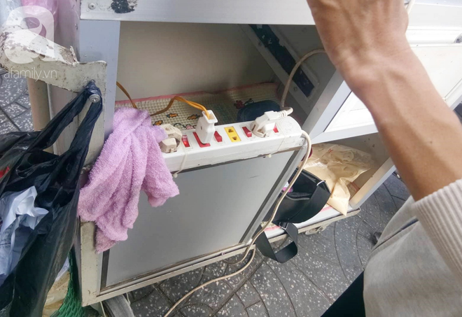 Em b&eacute; nằm b&uacute; sữa dưới hộc tủ, ph&iacute;a tr&ecirc;n mẹ tất bật mưu sinh: B&eacute; rất ngoan, biết thương mẹ, gia đ&igrave;nh vẫn lo được cho con - Ảnh 4.