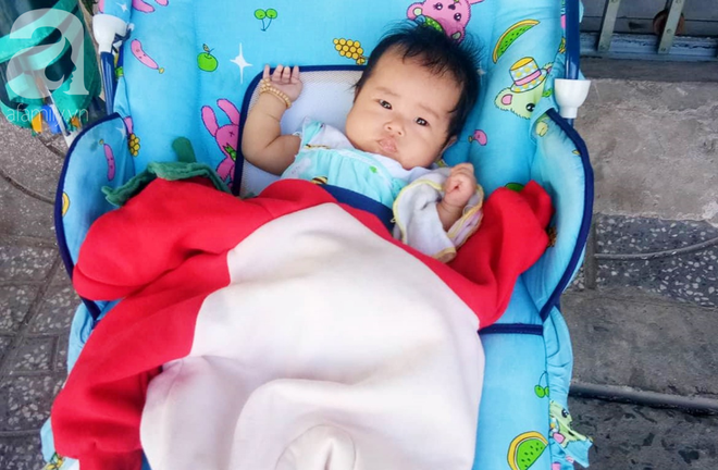 Em b&eacute; nằm b&uacute; sữa dưới hộc tủ, ph&iacute;a tr&ecirc;n mẹ tất bật mưu sinh: B&eacute; rất ngoan, biết thương mẹ, gia đ&igrave;nh vẫn lo được cho con - Ảnh 5.