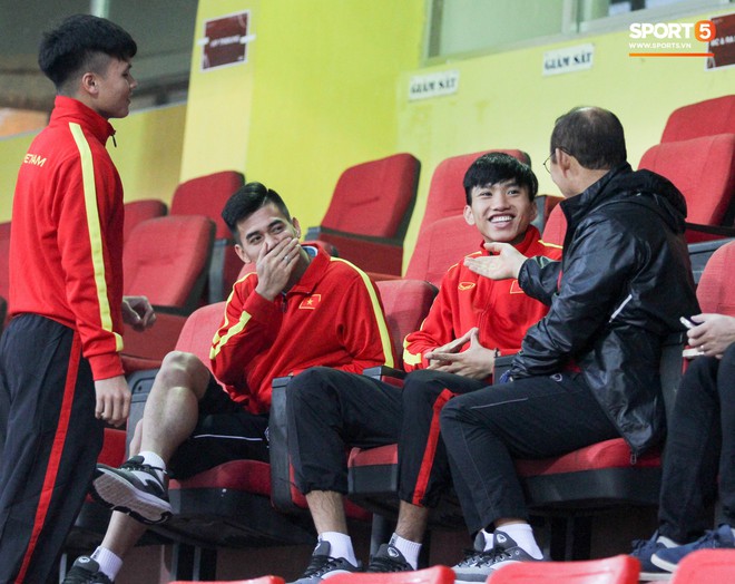 Thắng thầy Park khi chơi game Hàn Quốc, Đoàn Văn Hậu cười đầy khoái chí  - Ảnh 2.