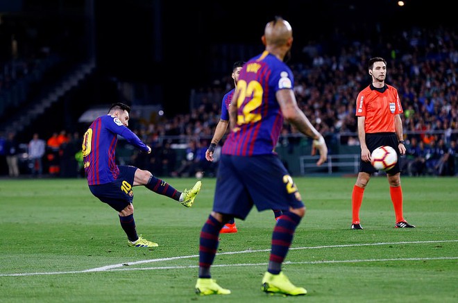 Messi lập hat-trick siêu phẩm và phản ứng không ngờ từ các cổ động viên đối phương - Ảnh 4.