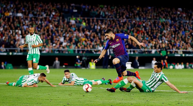 Messi lập hat-trick siêu phẩm và phản ứng không ngờ từ các cổ động viên đối phương - Ảnh 7.