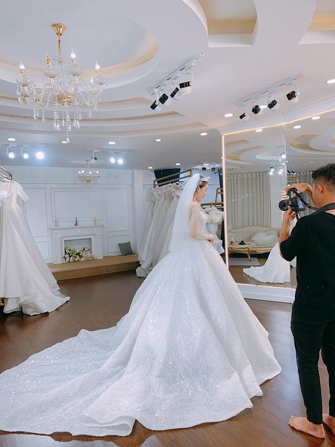 Khoảnh khắc ngọt ng&agrave;o đến tan chảy của L&ecirc; H&agrave; v&agrave; &ocirc;ng x&atilde; so&aacute;i ca trước đ&aacute;m cưới diễn ra ng&agrave;y 30/4 - Ảnh 4.