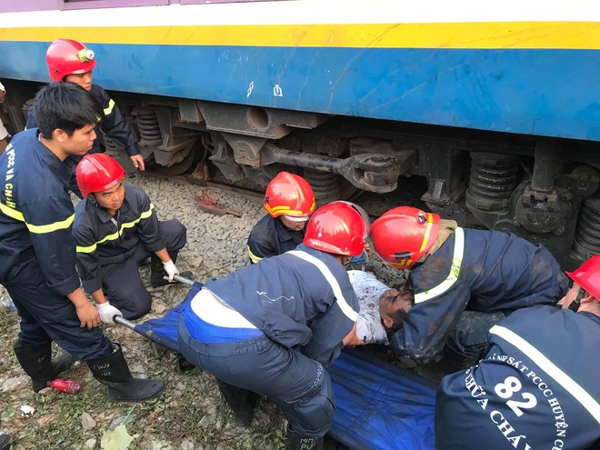 Hàng chục cảnh sát giải cứu người đàn ông mắc kẹt dưới gầm tàu hỏa - Ảnh 2.