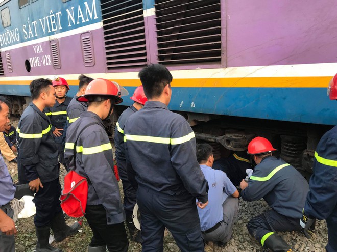 Hàng chục cảnh sát giải cứu người đàn ông mắc kẹt dưới gầm tàu hỏa - Ảnh 1.