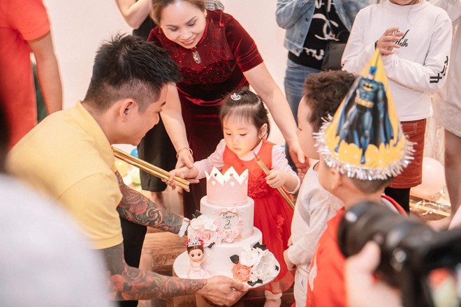 Vợ chồng Tuấn Hưng tổ chức sinh nhật tròn 2 tuổi cho con gái trong biệt thự mới tậu - Ảnh 4.