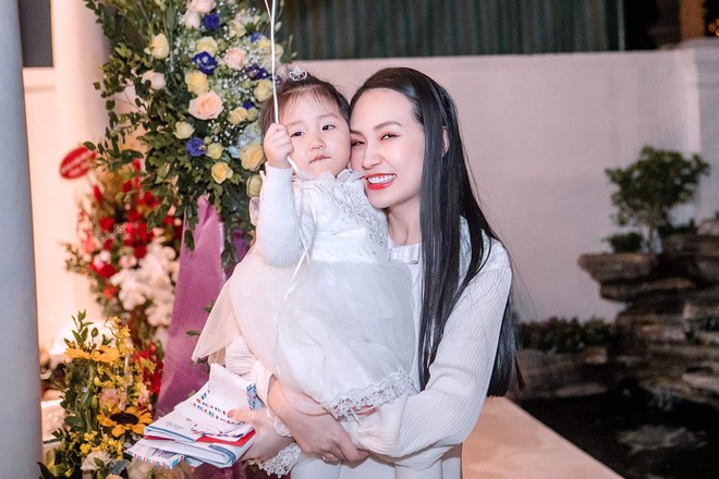 Vợ chồng Tuấn Hưng tổ chức sinh nhật tròn 2 tuổi cho con gái trong biệt thự mới tậu - Ảnh 5.