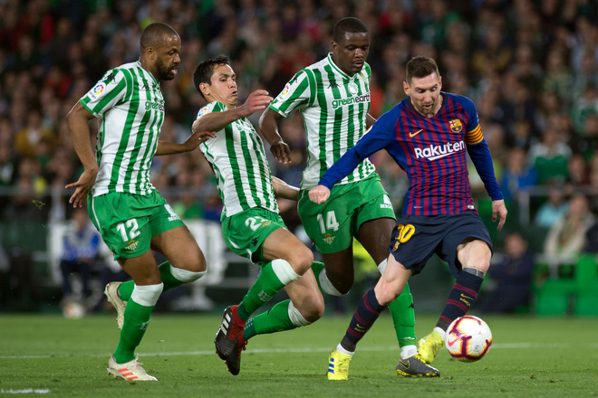 Messi lập hat-trick siêu phẩm và phản ứng không ngờ từ các cổ động viên đối phương - Ảnh 2.