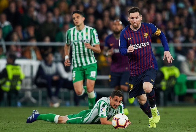 Messi lập hat-trick siêu phẩm và phản ứng không ngờ từ các cổ động viên đối phương - Ảnh 3.