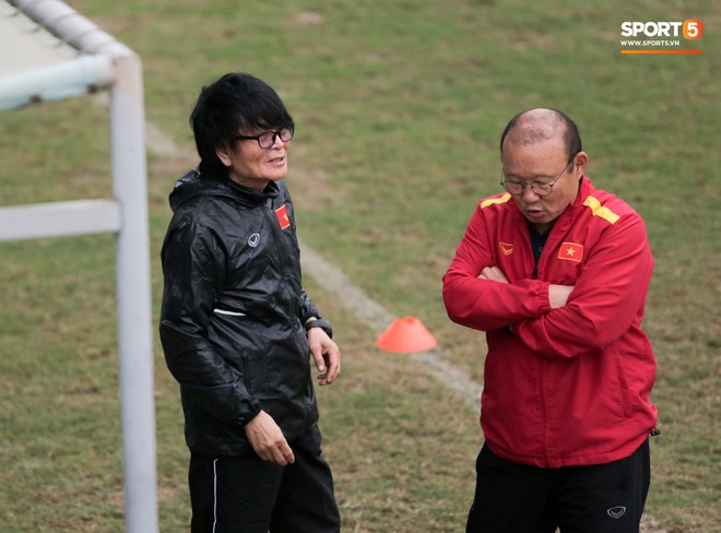 HLV Park Hang-seo cậy nhờ thần y chữa trị cho Đ&igrave;nh Trọng trước thềm v&ograve;ng loại U23 ch&acirc;u &Aacute; 2020 - Ảnh 4.