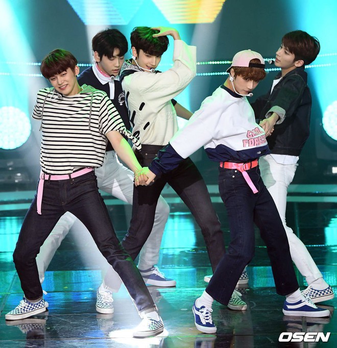 TXT v&agrave; Park Bom mạnh th&igrave; mạnh đấy những vẫn &ldquo;kh&ocirc;ng c&oacute; cửa&rdquo; gi&agrave;nh c&uacute;p với nh&oacute;m nữ n&agrave;y - Ảnh 3.