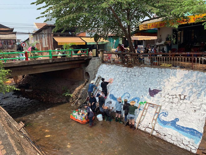 Dễ thương làm sao hình ảnh người lớn, trẻ nhỏ cũng xắn tay với Thử thách dọn rác: Dòng kênh đen dài 2km hồi sinh sau 1 tuần lễ - Ảnh 11.