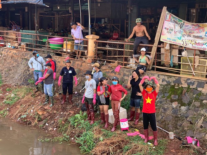 Dễ thương làm sao hình ảnh người lớn, trẻ nhỏ cũng xắn tay với Thử thách dọn rác: Dòng kênh đen dài 2km hồi sinh sau 1 tuần lễ - Ảnh 5.