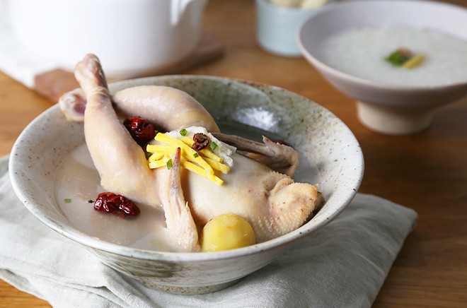 Triết lý bên nồi gà hầm của người Hàn: Hạnh phúc đơn giản chỉ là một món ngon - Ảnh 1.
