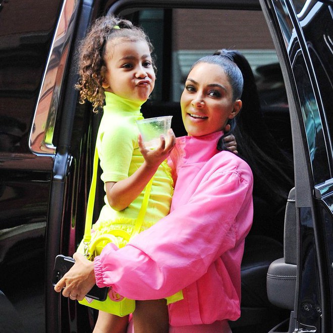 Trang điểm lòe loẹt cho cô con gái mới 5 tuổi đến dự lễ nghiêm túc, Kim Kardashian nhận đủ gạch đá xây nhà - Ảnh 6.