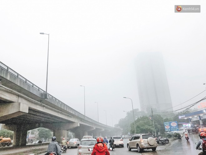 Ảnh: H&agrave; Nội xuất hiện sương m&ugrave; từ s&aacute;ng sớm, v&iacute; như Sapa thu nhỏ - Ảnh 2.