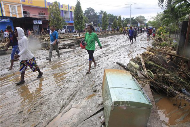 Ít nhất 80 người thiệt mạng trong trận lũ quét lịch sử ở Papua, Indonesia  - Ảnh 1.