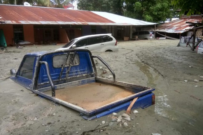 Khung cảnh tang thương sau trận lũ quét khiến 80 người thiệt mạng tại Indonesia: Xe cộ chìm dưới bùn đất, máy bay bị cuốn trôi - Ảnh 4.