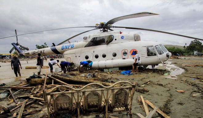 Khung cảnh tang thương sau trận lũ quét khiến 80 người thiệt mạng tại Indonesia: Xe cộ chìm dưới bùn đất, máy bay bị cuốn trôi - Ảnh 7.