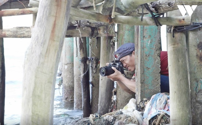 Hành trình hơn 3000km bờ biển của nhiếp ảnh gia săn rác Lekima Hùng và câu chuyện nơi hòn đảo người dân chỉ vứt rác xuống biển - Ảnh 3.