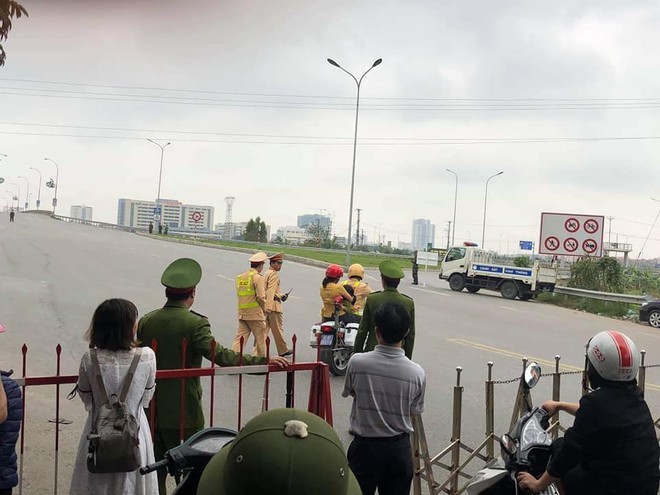 Hành động đẹp: CSGT dùng xe đặc chủng chở hai mẹ con cháu bé đi cấp cứu khi cấm đường cho đoàn xe ông Kim Jong-un di chuyển - Ảnh 1.