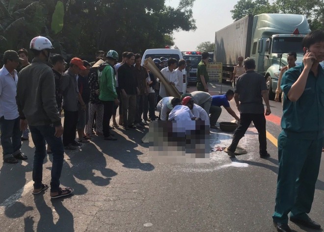 Đà Nẵng: Đi bộ sang đường, người phụ nữ bị xe khách tông tử vong thương tâm - Ảnh 1.