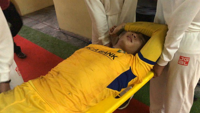 Xót xa hình ảnh cựu tuyển thủ U23 Việt Nam của SLNA bật khóc rời sân trên cáng - Ảnh 1.
