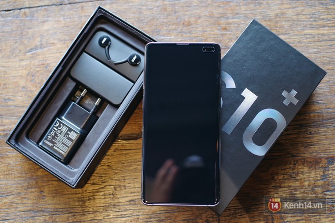 Mở hộp Galaxy S10+ chính thức tại Việt Nam: Thiết kế cực đẹp, 3 camera sau, cảm biến vân tay dưới màn hình - Ảnh 2.